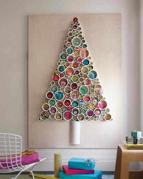 Cây thông noel. Tương tự như vòng hoa PVC, cây thông noel quyến rũ này nổi bật bởi sự đơn giản của nó. Sơn màu trắng để trông hiện đại và màu xanh lá cây nếu muốn giống một cây thông cổ điển.