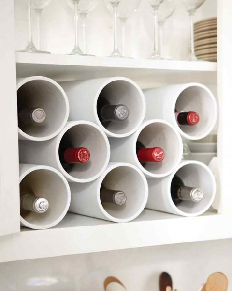 Kệ đựng rượu. Cũng giống như ngăn đựng giày, chỉ với một ống keo dán các ống nhựa vào với nhau là đã có một giá rượu vô cùng độc đáo.
