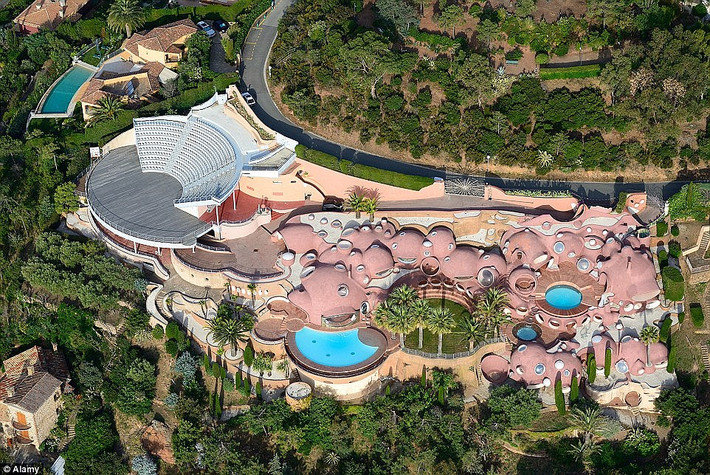 Ngôi biệt thự Bubble House ngay ngoại ô Cannes, Pháp có kiến trúc lạ được thiết kế bởi kiến trúc sư nổi tiếng Antti Lovag. Nó được xây dựng vào năm 1989, tọa lạc ngay trước biển Địa Trung Hải xinh đẹp.