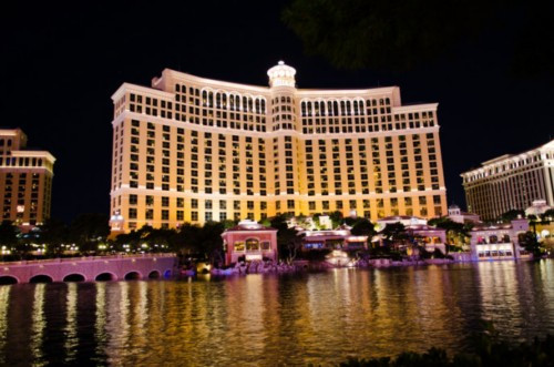 Khách sạn sang trọng nằm trên dải Las Vegas này sẽ làm du khách choáng ngợp với tên gọi được đặt theo tên của một thị trấn nhỏ bên bờ hồ xinh đẹp của nước Ý: Las Vegas Bellagio Hotel. Khách sạn với thiết kế các khu vườn bách thảo xanh mướt kiểu Ý, các phòng trưng bày nghệ thuật, những phòng nghỉ trang nhã với phòng tắm được lát đá hoa cương bởi những nhà thiết kế hàng đầu. Bạn có thể tham gia nhảy múa và thưởng thức những màn trình diễn nhạc nước đặc sắc tại các đài phun nước bên ngoài khách sạn này. Bellagio nổi tiếng với màn biểu diễn miễn phí 15 phút/lần hàng ngày từ 19h.