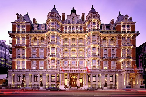 Mandarin Oriental là một chuỗi khách sạn sang trọng ưa thích của nhiều người nổi tiếng bao gồm Lucy Liu, Morgan Freeman, Sigourney Weaver và Jerry Hall. Nhà thiết kế giày nổi tiếng, Christian Louboutin cũng thường xuyên đến ủng hộ khách sạn này. Mandarin Oriental được biết đến với các khu spa tuyệt vời, trong đó cung cấp một loạt các phương pháp điều trị bao gồm massage Yoga Thái và massage bốn tay. Một số địa điểm của nó trên thế giới bao gồm New York, Miami, Boston, Las Vegas, Atlanta, khắp các nước châu Á và Trung Đông.