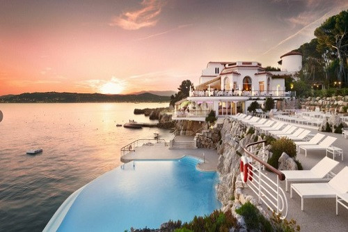 Khách sạn trứ danh ‘Hotel du Cap Eden Roc’ nằm trên mũi phía Nam của thành phố Cap d’Antibes (Pháp), giữa hai thành phố biển xinh đẹp Nice và Cannes thuộc vùng Côte d’Azur. Khách sạn có tầm nhìn hướng ra biển Địa Trung Hải và quần đảo Lérins, được tô điểm bởi 8,9 héc-ta diện tích vườn trưởng thành và một khu rừng thông xanh ngát. Hotel du Cap Eden Rock nổi tiếng với những phòng nghỉ sang trọng. Thậm chí khách sạn còn cung cấp những phòng đơn có sân thượng riêng và bồn sục Jacuzzi ngoài trời.