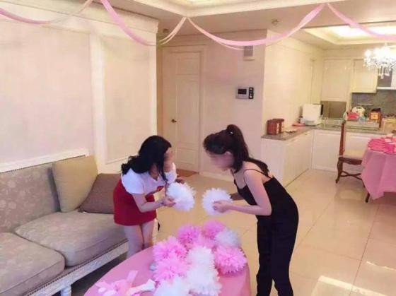 Căn biệt thự của gia đình Bảo Thy có thiết kế khá hiện đại với màu sắc nhã nhặn, trẻ trung. Cô ca sỹ cho hay, rất thường cùng bạn bè tụ tập trong căn nhà này.