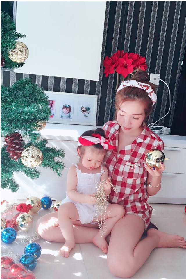 Cô nàng cũng khéo léo đặt những chậu hoa màu sắc đậm hay những khung hình dễ thương của hai mẹ con tạo điểm nhấn cho ngôi nhà.
