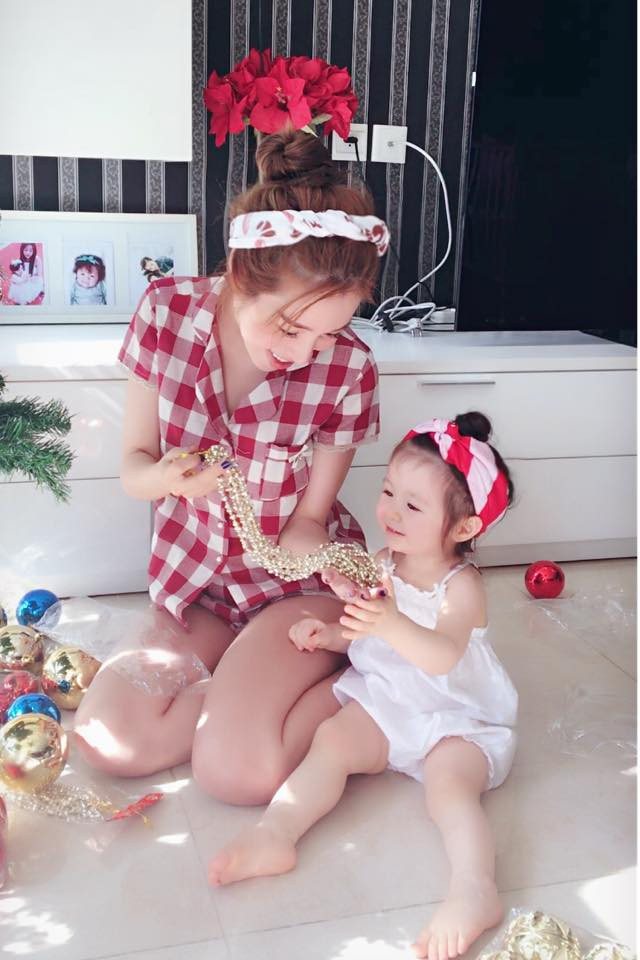 Chỉ chụp những góc nhỏ nhưng có thể thấy, ngôi nhà của hai mẹ con vô cùng sang chảnh, hiện đại với tông màu trắng đen làm chủ đạo.