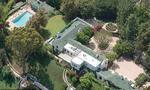 Đây từng là biệt thự của nhà sản xuất phim nổi tiếng Hollywood, Samuel Goldwyn. Ngôi nhà được xây từ năm 1930, có thiết kế cực kỳ sang trọng, lộng lẫy và tiện nghi. Ngoài 7 phòng ngủ, 10 phòng tắm, biệt thự còn có vô số phòng ốc khác như thư viện, phòng gym, rạp chiếu phim... và bên ngoài là sân tennis, bể bơi, nhà khách, vườn hoa...