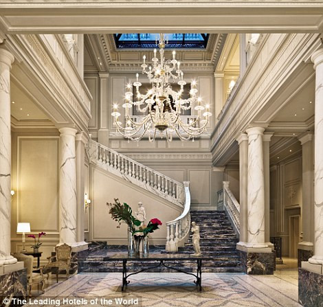 Khách sạn Parigi của Milan thiết kế gạch tinh tế, tinh tế, cầu thang xoắn ốc và đèn chùm lộng lẫy.