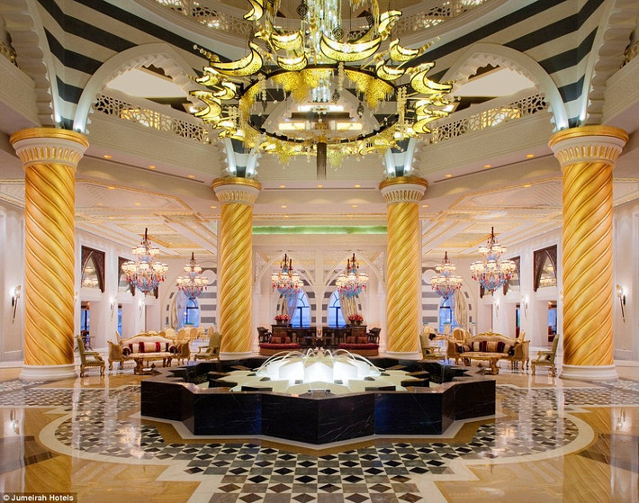 Khách sạn Zabeel Saray của Arabia với nét quyến rũ độc đáo, có khu vực tiếp khách sang trọng, đài phun nước và ánh sáng đêm lấp lánh.