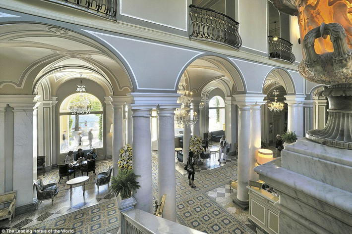 Khách sạn Villa d'Este của Ý là nơi lý tưởng gần hồ Como, thu hút nhiều du khách bởi thiết kế lạ mắt của sảnh khách sạn.