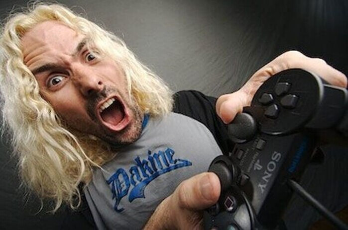 Thẩm định viên về game là một trong những nghề kỳ dị lương cao. Với mức lương 1,7 tỷ đồng/năm, rất nhiều công ty phát triển game sẵn sàng bỏ ra mức lương này để tuyển thẩm định viên trò chơi. Đáng điều ngạc nhiên là nghề này không hạn chế học vấn, bất kể bạn học mức tiểu học, trung học hay đại học, chỉ cần có cơ hội là có thể trải nghiệm.