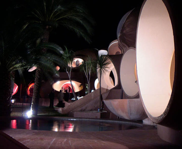 Các du khách khi đến thăm “Bubble House” đều có chung một cảm nhận rất hứng khởi, pha chút ngông cuồng như đang lạc vào “xứ sở thần tiên”, tràn ngập không khí cổ tích.