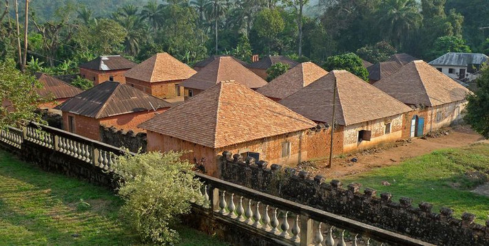Cung điện Bafut Palace gồm có 50 ngôi nhà quần tụ bên nhau, được bao quanh bởi một khu rừng linh thiêng.