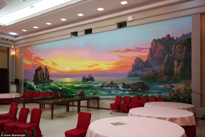 Phòng ngoại giao, cảnh hoàng hôn và đại dương được lấy làm phông nền cho bức tường.