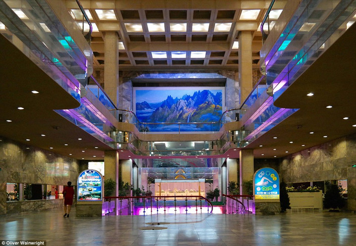 Khu vực sảnh chính của khách sạn được trang trí đèn Neon và những bức tranh sơn thuỷ hữu tình.