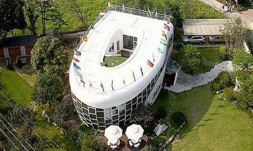 Ngôi nhà có thiết kế giống như một nhà vệ sinh của cựu thị trưởng thành phố Suwon, ông Jae Doek. Ông từng được giao nhiệm vụ dọn dẹp các nhà vệ sinh công cộng để phục vụ cho World Cup 2002 tại Hàn Quốc, sau đó ông này đã dành tiền xây hẳn một ngôi nhà có hình dạng một chiếc toilet.