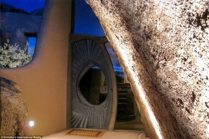 Ẩn mình giữa 4 tảng đá granit, ngôi nhà đặc biệt này nằm trên một ngọn núi với độ cao 792 mét.
