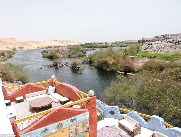 Nép mình dọc theo bờ cát vàng của sông Nile, khu nhà nghỉ ấn tượng này làm cho bất kỳ khách nào đi qua cũng không thể bỏ lỡ vào thăm bởi gam màu nóng và kiểu dáng cổ pha lẫn hiện đại.