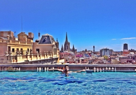 Một thanh niên khoe ảnh bể bơi cực chất tại Barcelona.