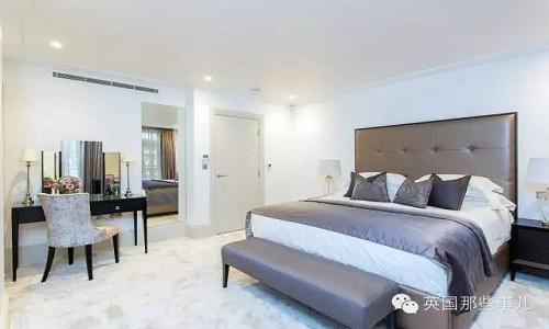 Mỗi gian phòng có một phòng ngủ, ban công và tủ quần áo khổng lồ. Trong ảnh là cận cảnh một căn phòng ngủ xa hoa trong ký túc.