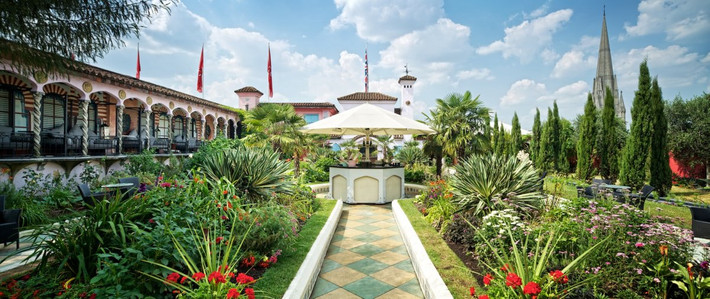 Cuối con đường là vườn Kensington sang trọng, phục vụ nhu cầu ăn uống và giải trí xa xỉ cho những người giàu.