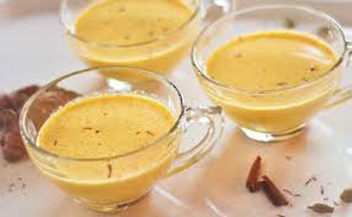Làm đẹp da. Cả nghệ và sữa đều có đặc tính chống viêm, chống oxy hóa. Vì vậy khi kết hợp hai loại này lại sẽ tăng tác dụng gấp đôi, giúp tiêu diệt các gốc tự do, tác nhân gây hại da làm cho da sáng bóng, mịn màng.