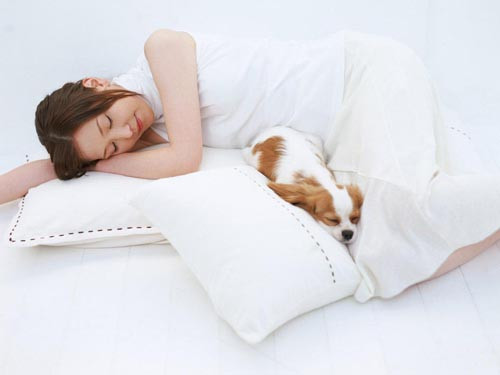 Giảm đau bụng kinh. Nghệ chứa nhiều chất dinh dưỡng quan trọng giúp chống co thắt và giảm đau. Vì vậy, trong những ngày ấy, bạn hãy uống một ly sữa nghệ mỗi ngày nếu bạn có tiền sử đau bụng kinh nguyệt.