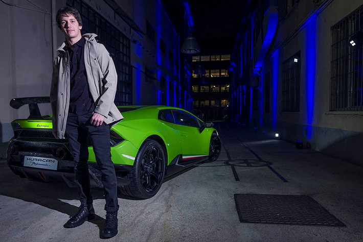 Mẫu nam tạo dáng lịch lãm bên siêu xe Lamborghini Huracan Performante.