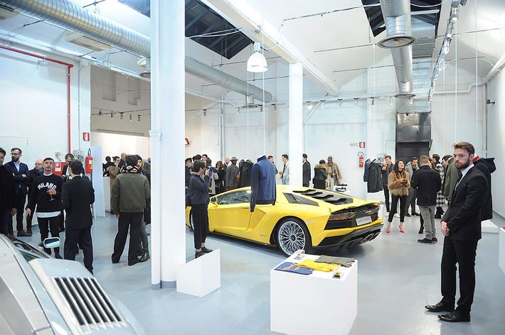 Gian hàng của cuả hãng siêu xe Lamborghini trưng bày nhiều sản phẩm thời trang hàng hiệu đắt tiền. Điểm nhấn vẫn không thể thiếu những chiếc siêu xe trắng xanh, vàng đỏ nổi tiếng của hãng.