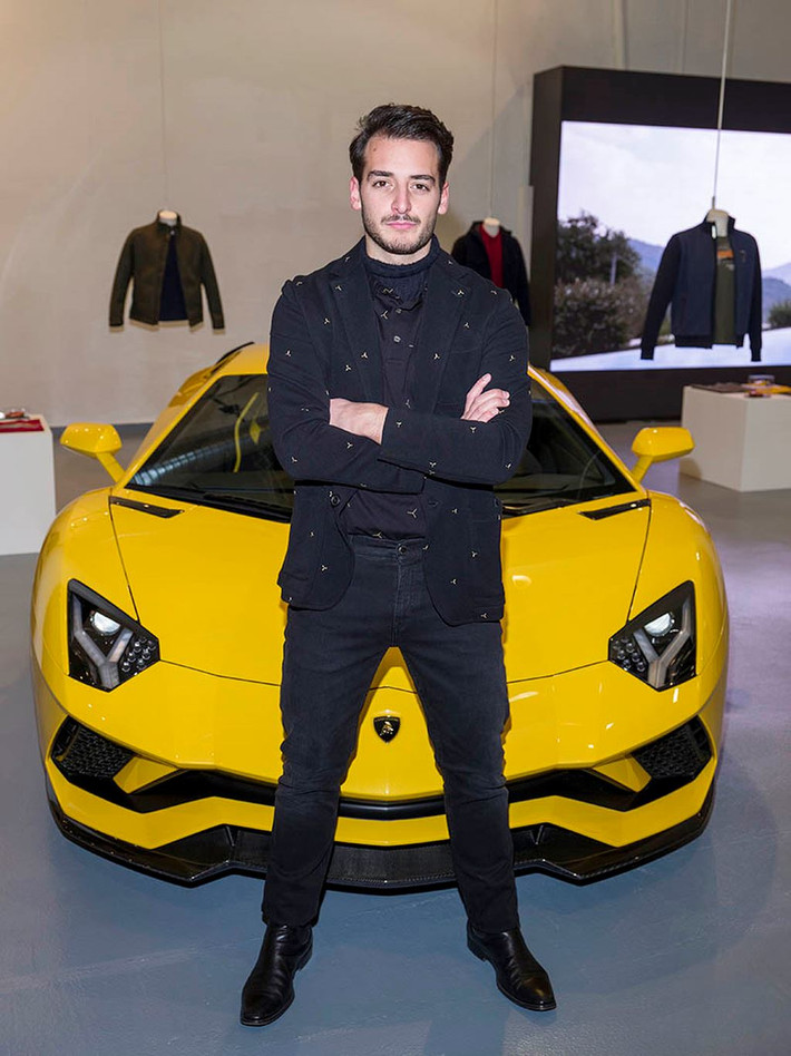 Hình ảnh những mẫu nam đẹp chuẩn soái ca tạo dáng giới thiệu sản phẩm trong BST Collezione Automobili Lamborghini FW 2018-19 bên cạnh những siêu xe Lamborghini đình đám thu hút ánh nhìn của mọi người.