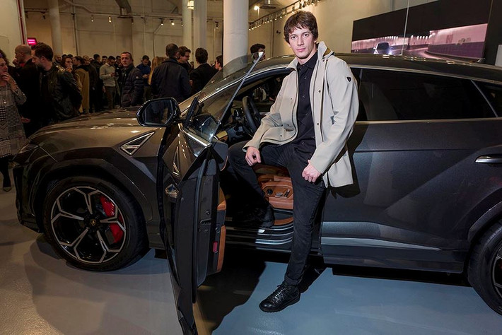 Siêu SUV Urus mới ra lò hay tuyệt tác Lamborghini Countach 25 Anniversario, siêu xe Aventador S và Huracan Performante... đều được sự dụng tạo điểm nhấn để ra mắt sản phẩm thời trang lần này