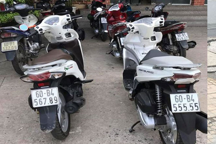 Xe ga Honda Vison là một trong những mẫu xe tay ga bình dân ở thị trường Việt Nam. Tuy nhiên, mức giá niêm yết 30 triệu đồng/chiếc có thể bị đội lên cả trăm triệu đồng nếu nó được gắn biển số siêu đẹp siêu độc theo kiểu tứ quý hoặc số tiến theo thứ tự tăng dần...