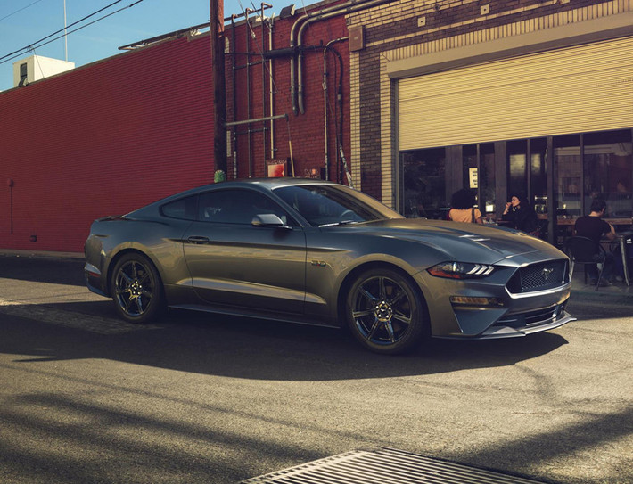 Phiên bản Ford Mustang giá rẻ nhất trang bị động cơ tăng áp EcoBoost 4 xy-lanh 2,3 lít, cho công suất 310 mã lực, kết hợp cùng hộp số sàn 6 cấp và giá bán 26.675 USD.