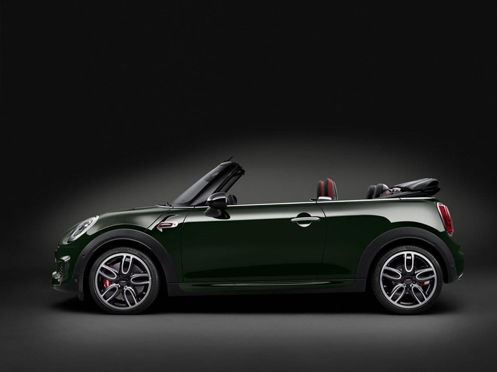 Mini Cooper JCW trang bị động cơ tăng áp 2.0 lít 4 xy-lanh công suất 228 mã lực, đi kèm cùng hộp số sàn 6 cấp hoặc tự động 6 cấp.