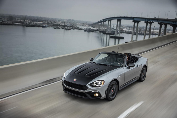 Fiat 124 Spider sử dụng động cơ tăng áp 1,4 lít của Fiat thay vì động cơ hút khí tự nhiên của Mazda. Khối động cơ này cho công suất 160 mã lực trên bản 124 Classica, còn phiên bản Fiat 124 Abarth là 164 mã lực, tốc độ tối đa 214 km/h.