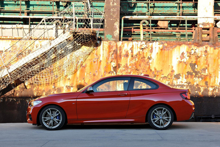 BMW 230i là một chiếc coupe thể thao dẫn động bánh sau được trang bị động cơ tăng áp 2,0 lít, công suất 250 mã lực, hộp số sàn 6 cấp. Mẫu xe 2 cửa nhỏ gọn dễ dàng tăng tốc 0-100 km/h trong 5,3 giây trước khi đạt tốc độ tối đa 240 km/h. Phiên bản tiêu chuẩn có giá bán 35.300 USD.