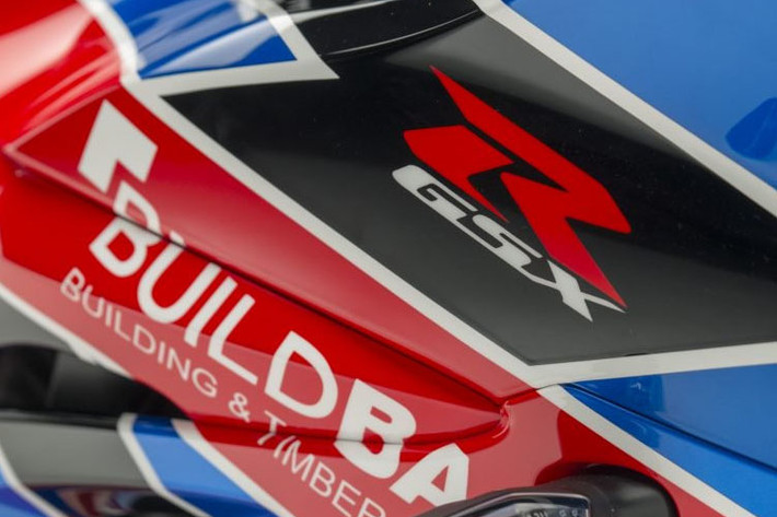 Logo hãng độ Buildbase được in nổi bật trên xe.