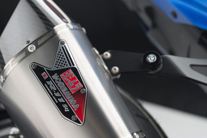 Hệ thống ống xả Yoshimura R11 SQ, gương chiếu hậu được tháo bỏ theo phong cách xe đua Yoshimura và trang bị công nghệ van biến thiên SR-VVT của phân mảng Suzuki Racing, giúp cải thiện độ bứt tốc ở vòng tua thấp và tối ưu công suất ở tốc độ cao.