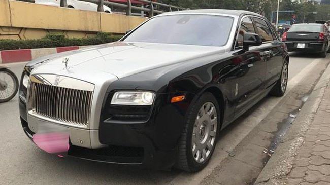 Dù đã qua 6 năm sử dụng nhưng ngoại thất xe vẫn còn mới, khá hấp dẫn người mua.