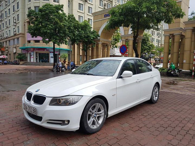 Chiếc xe này có màu sơn trắng sang trọng. Xe sở hữu trọng lượng 1.475 kg và có kích thước dài x rộng x cao lần lượt là 4.531 x 1.989 x 1.421 (mm).