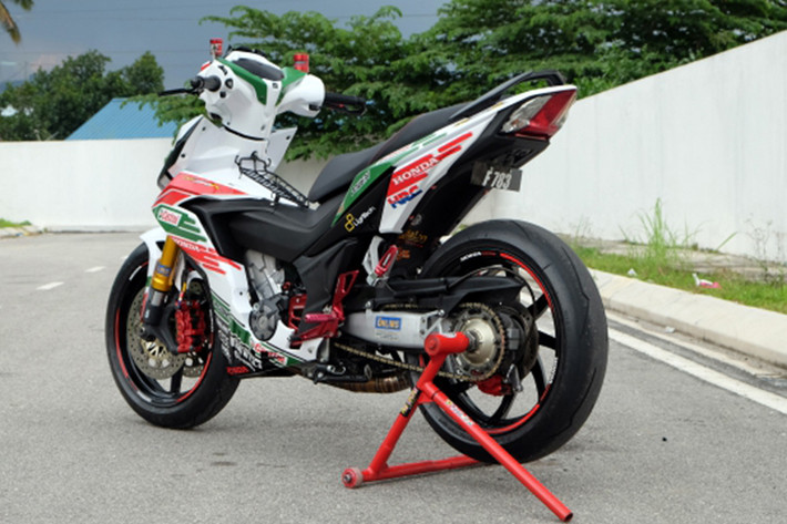 Cặp lốp lớn hơn cũng được tích hợp kèm vào chiếc xe máy côn tay Honda Winner 150 này. Chắn bùn nguyên bản phía sau của xe cũng đã bị lược bỏ.