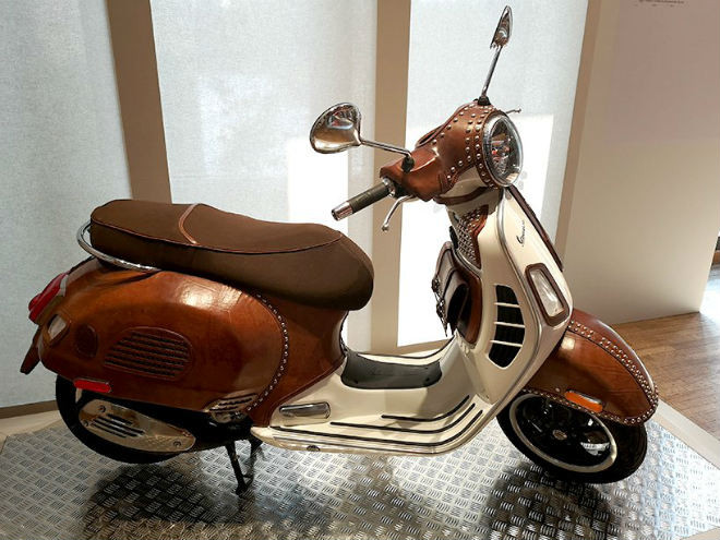 Những chiếc xe tay ga Vespa được độ theo dạng bọc da xuất hiện tại triển lãm European Craftsmanship Homo Faber mới đây diễn ra tại Ý khiến không ít người phải ngơ ngàng bởi vẻ đẹp xuất thần của nó.