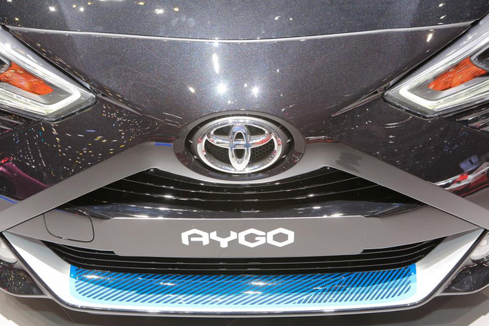 Lưới tản nhiệt có phần thu hẹp hơn và được tách làm đôi bằng thanh chắn in logo, tên xe.