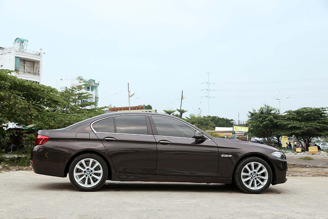 Với nhiều trang bị mới ở phiên bản BMW 5-Series 2017 như trang bị hệ thống định vị, camera lùi, mở cốp rảnh tay thì mức giá 1,68 tỷ đồng được cho là khá bèo bọt dù xe đã qua một năm sử dụng.