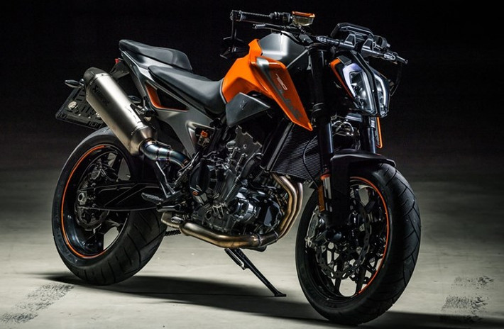 Duke 790 phiên bản 2018 là mẫu môtô có phân khối lớn dòng naked-bike có dung tích dưới 900cc đầu tiên của KTM sử dụng động cơ đôi xy-lanh, Duke 790, được biết tới với mệnh danh Scalpel (Dao mổ), chính là một mũi nhọn quan trọng của nhà sản xuất xe Áo.
