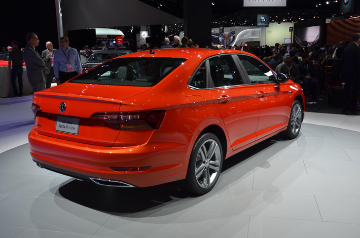 Cao cấp hơn là bản SE có giá 23.005 USD. Với mức giá cao hơn, Volkswagen Jetta SE cũng được trang bị nhiều tính năng hơn bao gồm cửa sổ trời toàn cảnh, điều hòa 2 vùng tự động, smart key, khởi động xe bằng nút bấm, ghế ngồi bọc da có chức năng sưởi, lẫy chuyển số,...