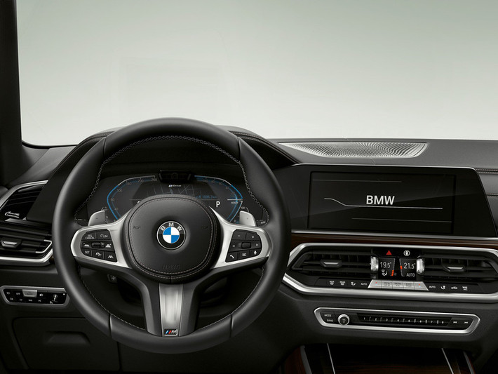 Duy chỉ có sự khác biệt ở vô lăng khi BMW X5 xDrive45e iPerformance mới dùng vô lăng thể thao. Đằng sau vô lăng là tích hợp đồng hồ hiện thị rất hiện đại tạo điểm nhìn dễ chịu cho người lái.