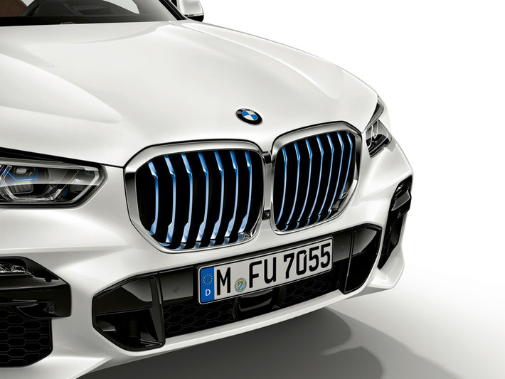 Mẫu SUV này là chiếc xe plug-in hybrid có khả năng sạc bằng nguồn ngoài, trên dè trước bên trái của X5 xDrive45e iPerformance đã được bố trí thêm một ổ cắm điện.