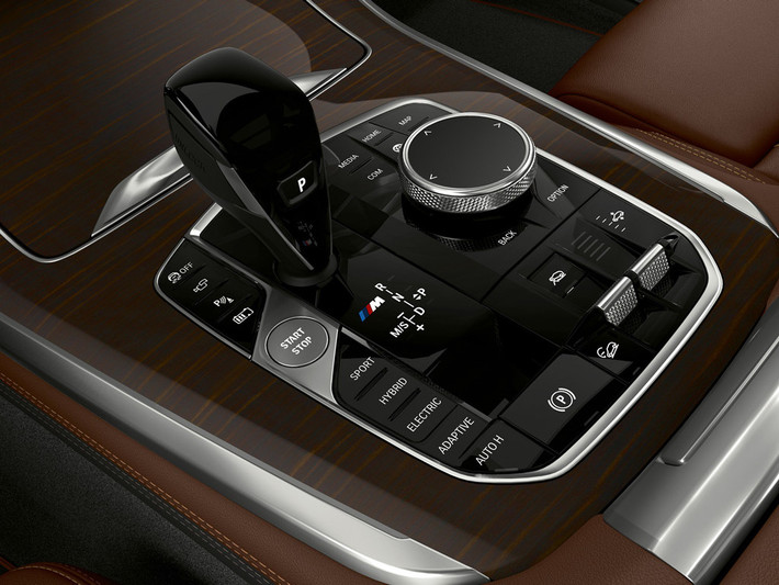 X5 xDrive45e iPerformance mới dành cho thị trường Châu Âu sẽ được trang động cơ xăng tăng áp TwinPower Turbo 6 xi lanh, dung tích 3.0L, cho công suất 282 mã lực (210 kW). Hỗ trợ động cơ chính là môtơ điện có công suất bổ sung 110 mã lực (82 kW). Xe đạt công suất tổng cộng 388 mã lực (290 kW) và mô-men xoắn 600 Nm. Xe đạt vận tốc tối đa 235 km/h hoặc 140 km/h khi chỉ dùng động cơ điện.