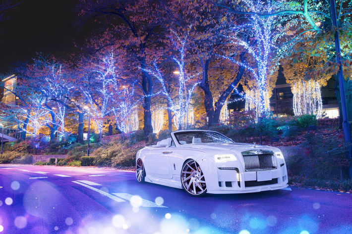 Ngoài việc độ bodykit mới, chiếc Rolls-Royce Dawn hàng thửa này vẫn được giữ nguyên khối động cơ V12 6.6L Twin-Turbo, công suất 563 mã lực tại 5.250 vòng/phút và mô-men xoắn cực đại 780 Nm tại 1.500 vòng/phút.