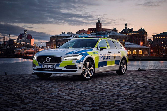 Volvo V90 thuộc biên chế của lực lượng cảnh sát Thụy Điển. Nó được sử dụng sau khi tùy biến hệ thống khung gầm, phanh và hệ thống treo phù hợp với việc thực hiện nhiệm vụ của cảnh sát. Chiếc xe Volvo V90 được đánh giá là mẫu xe rất tiện dụng, thoải mái và an toàn nhất thế giới.